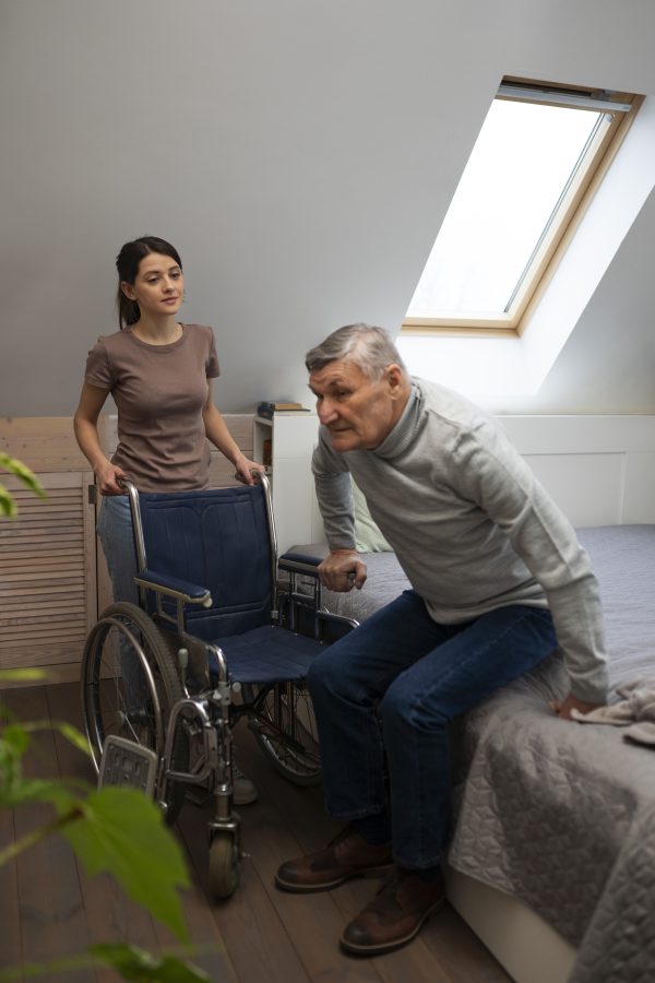 aeltere person die von einer hausmeisterin betreut wird
