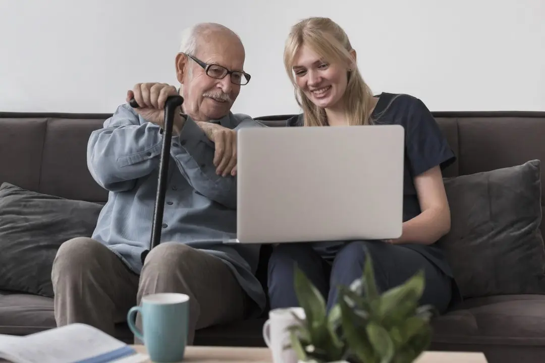smiley alter mann und krankenschwester mit laptop