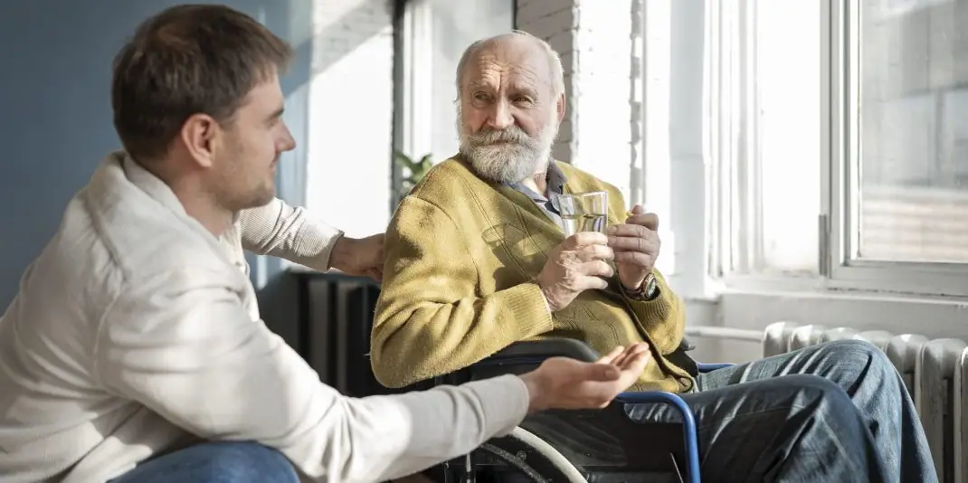 Schlaganfallpatientin mit Therapeutin während der Rehabilitation